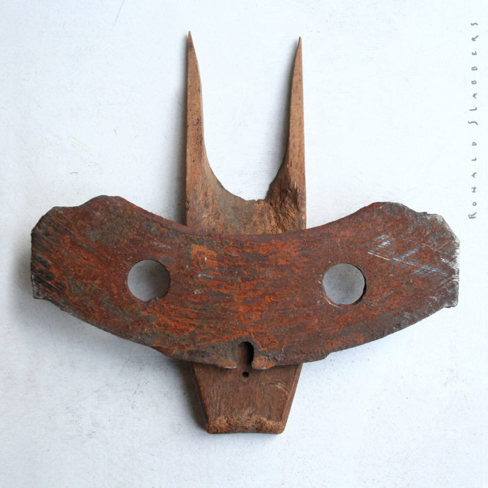Batman sculptuur, gemaakt van ‘objets trouvés’, op straat gevonden voorwerpen